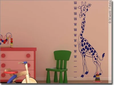 niedlicher Wandmeter mit Giraffe als Wandtattoo