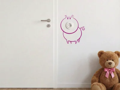 Steckdosentattoo mit lustigem Schwein