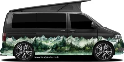 Wohnwagendekor Tannenwald Landschaft auf dunklem Fahrzeug